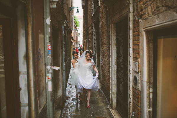 intimate-venice-wedding-photos-by-alessandro-and-veronica-roncaglione-37