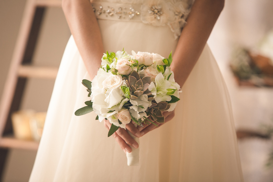 Details am Brautkleid für den perfekten Greenery Trend fotografiert von Fotografa Matriminio