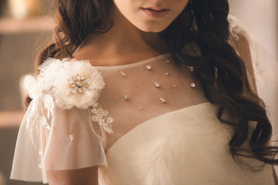 Details am Brautkleid für den perfekten Greenery Trend fotografiert von Fotografa Matriminio