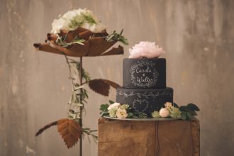 Außergewöhnliche Hochzeitstorte als Kontrast zum perfekten Greenery Trend fotografiert von Fotografa Matriminio