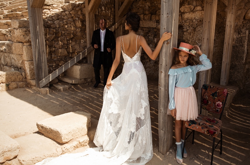 Spitzenbesetztes Brautkleid mit dünnen Trägernaus der Kollektion Gala III by Galia Lahav auf dem Hochzeitsblog Brautsalat