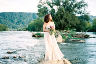 Boho-Braut bei der Brautinspiration am Fluss auf dem Hochzeitsblog Brautsalat