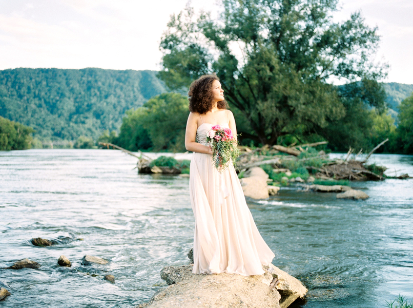 Boho-Braut bei der Brautinspiration am Fluss auf dem Hochzeitsblog Brautsalat