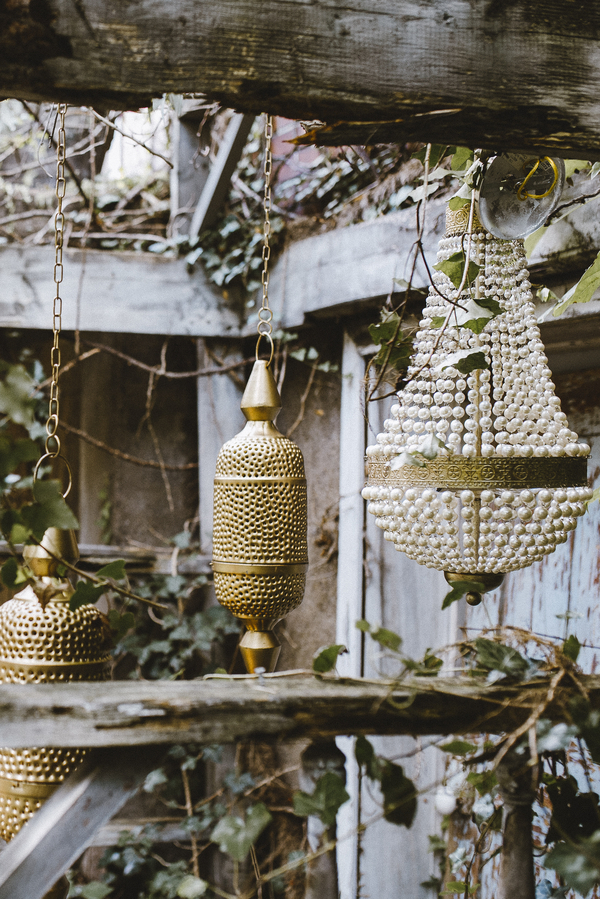 Hängende Dekoration aus Lampen und Laternen für die Hochzeit im Orient-Trend auf Brautsalat
