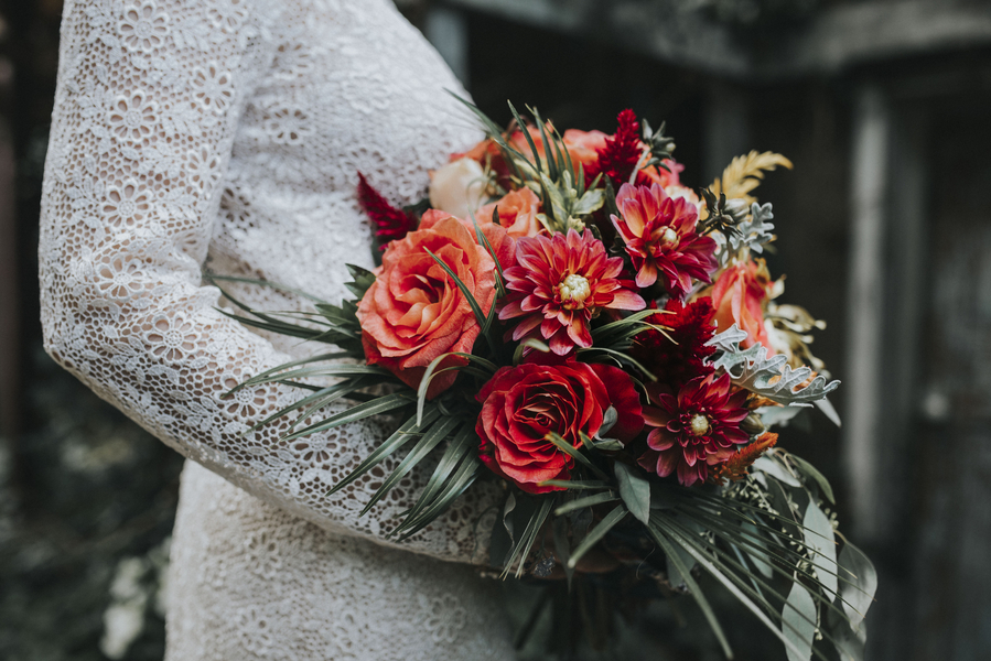 Rote Blüten im Brautstrauß für die Braut auf der Hochzeit im Orient-Trend auf Brautsalat