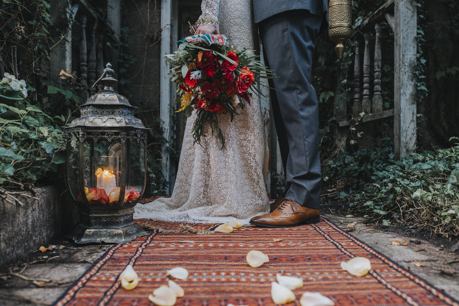 Braut und Bräutigam mit Braustrauß für die Hochzeit im Orient-Trend auf Brautsalat