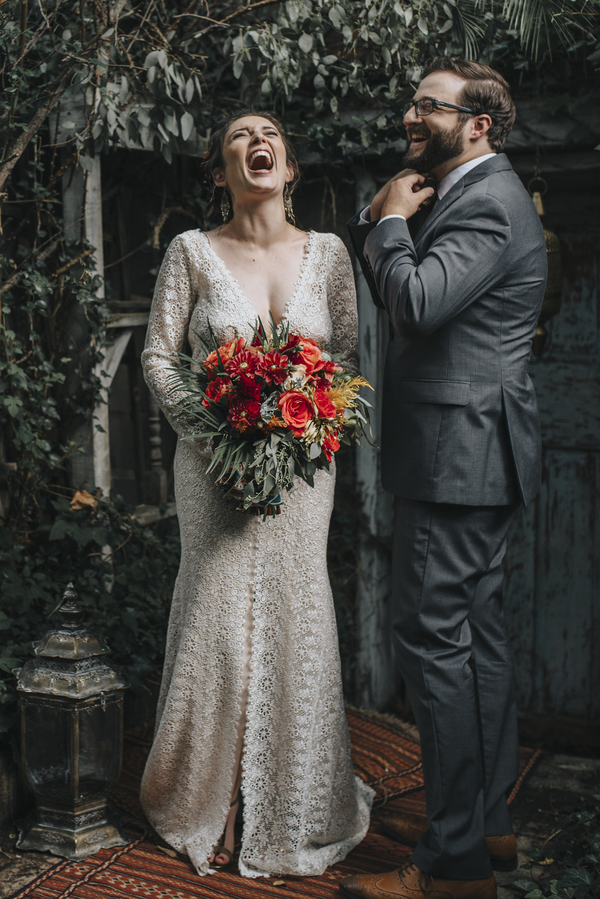 Braut und Bräutigam mit Braustrauß für die Hochzeit im Orient-Trend auf Brautsalat