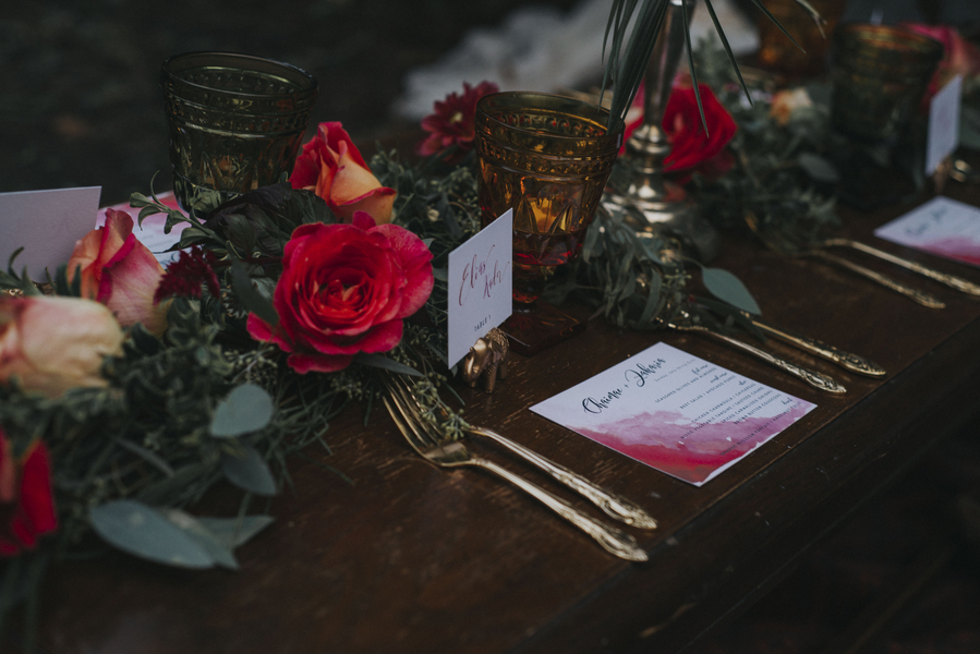 Papeterie und Blumengestecke für die Hochzeit im Orient-Trend auf Brautsalat