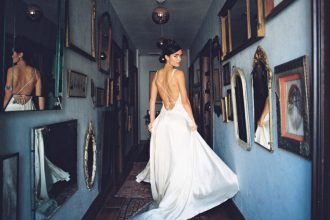 Bodenlanges, fließendes Brautkleid von Rebecca Schoneveld aus der Spring 2017 Kollektion auf dem Hochzeitsblog Brautsalat