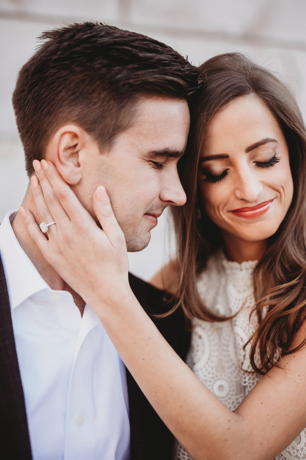 Verlobungshooting in der Stadt auf dem Hochzeitsblog Brautsalat