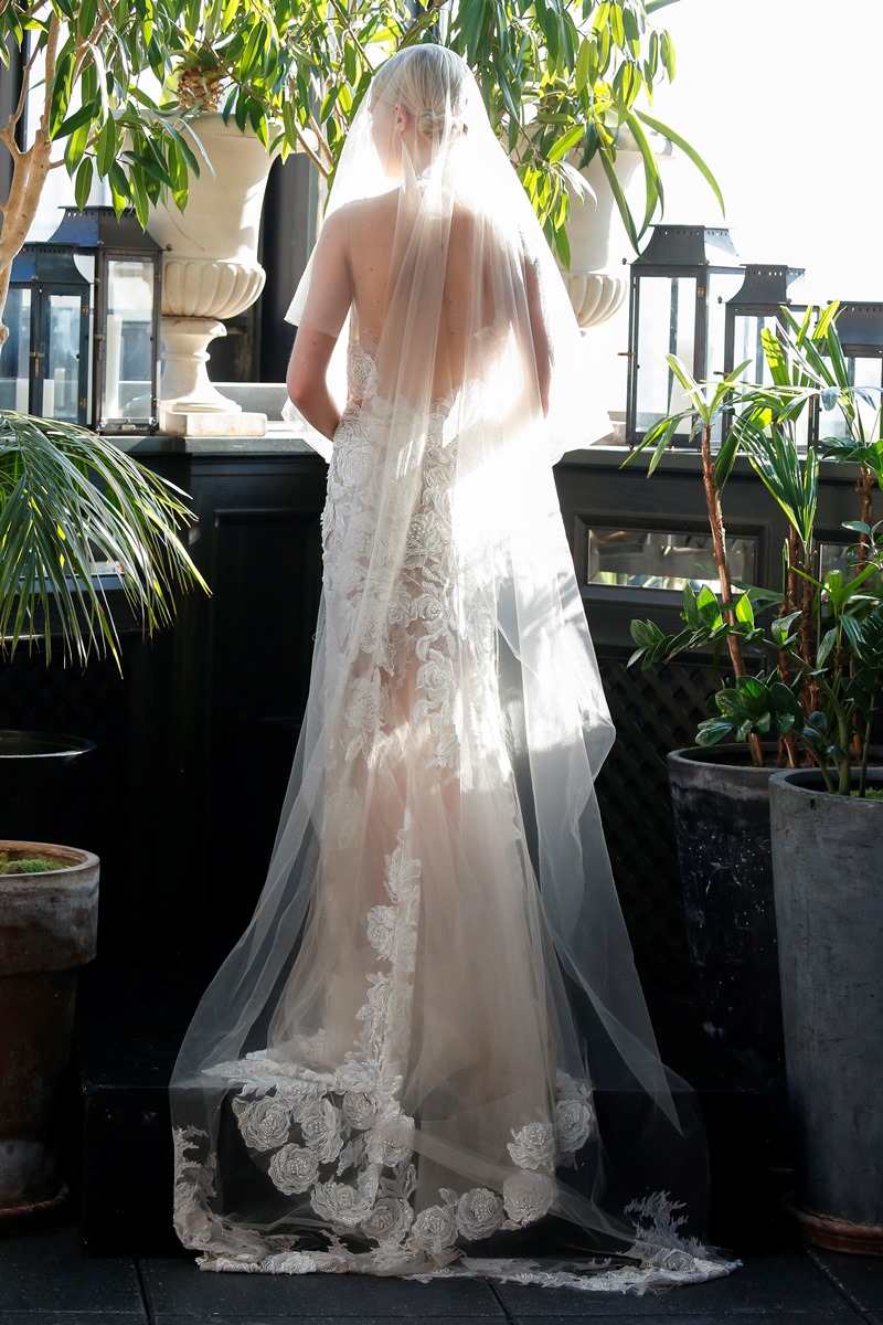 Rosen Spitzenapplikation Brautkleid von Francesca Miranda auf dem Hochzeitsblog Brautsalat