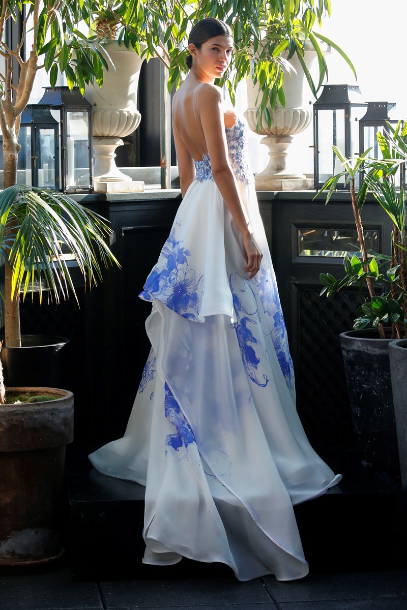 Brautkleid mit blauen Akzenten von Francesca Miranda auf dem Hochzeitsblog Brautsalat