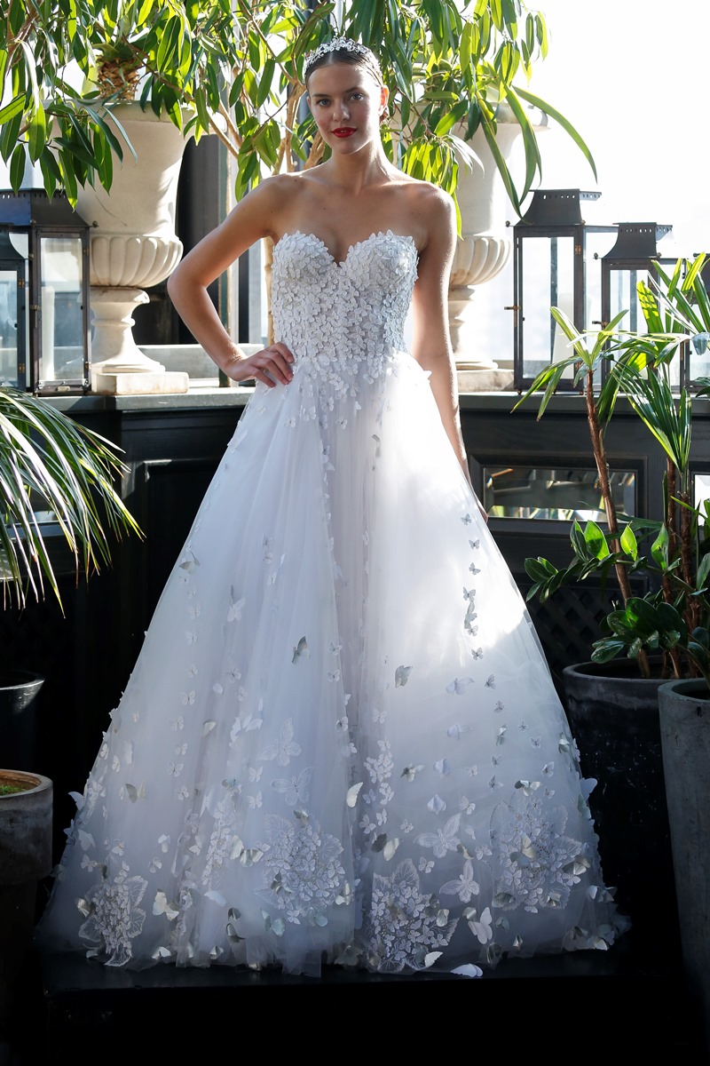 Schmetterling Applikation auf Brautkleid von Francesca Miranda auf dem Hochzeitsblog Brautsalat
