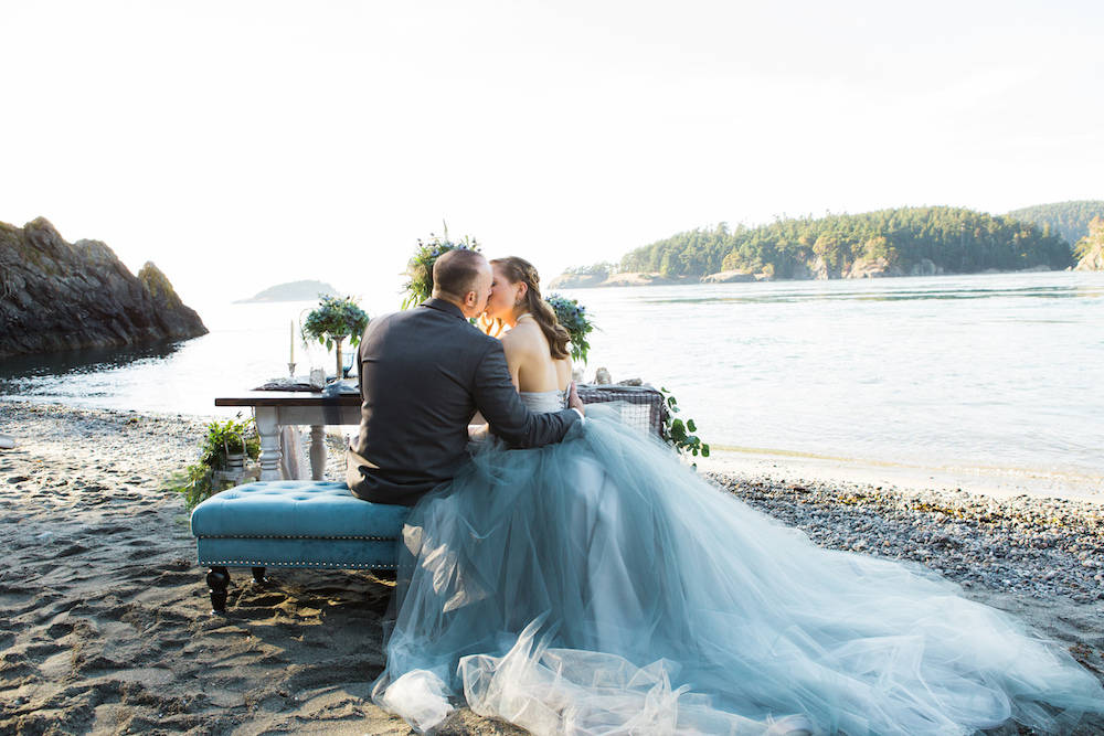 Hochzeit am Meer und ein Brautkleid in Grau ~ Hochzeitsinspiration
