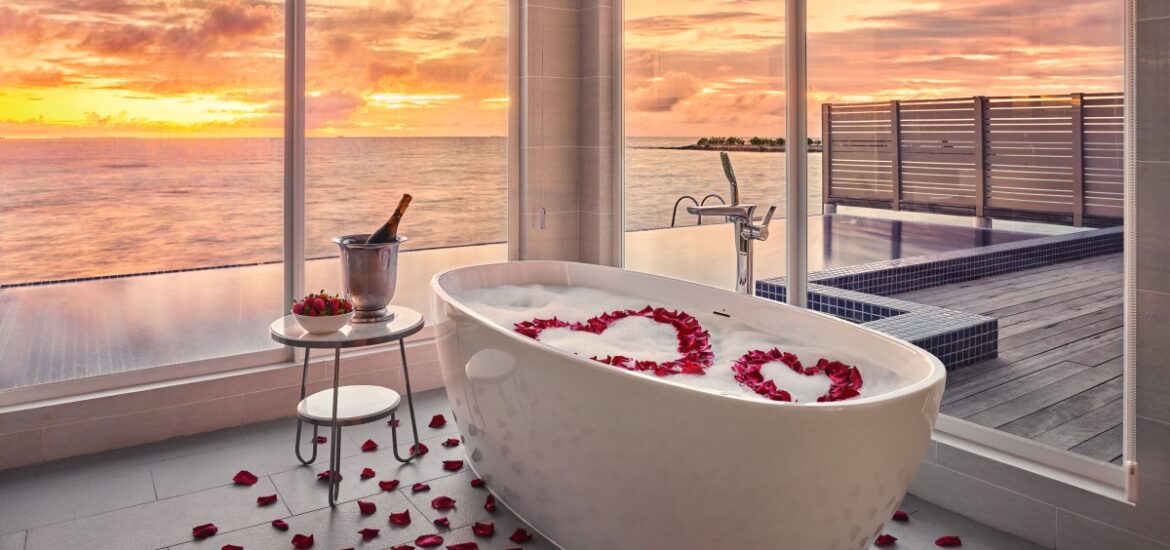 Ab in die Flitterwochen: Nova Maldives Badewanne mit Rosenblätter