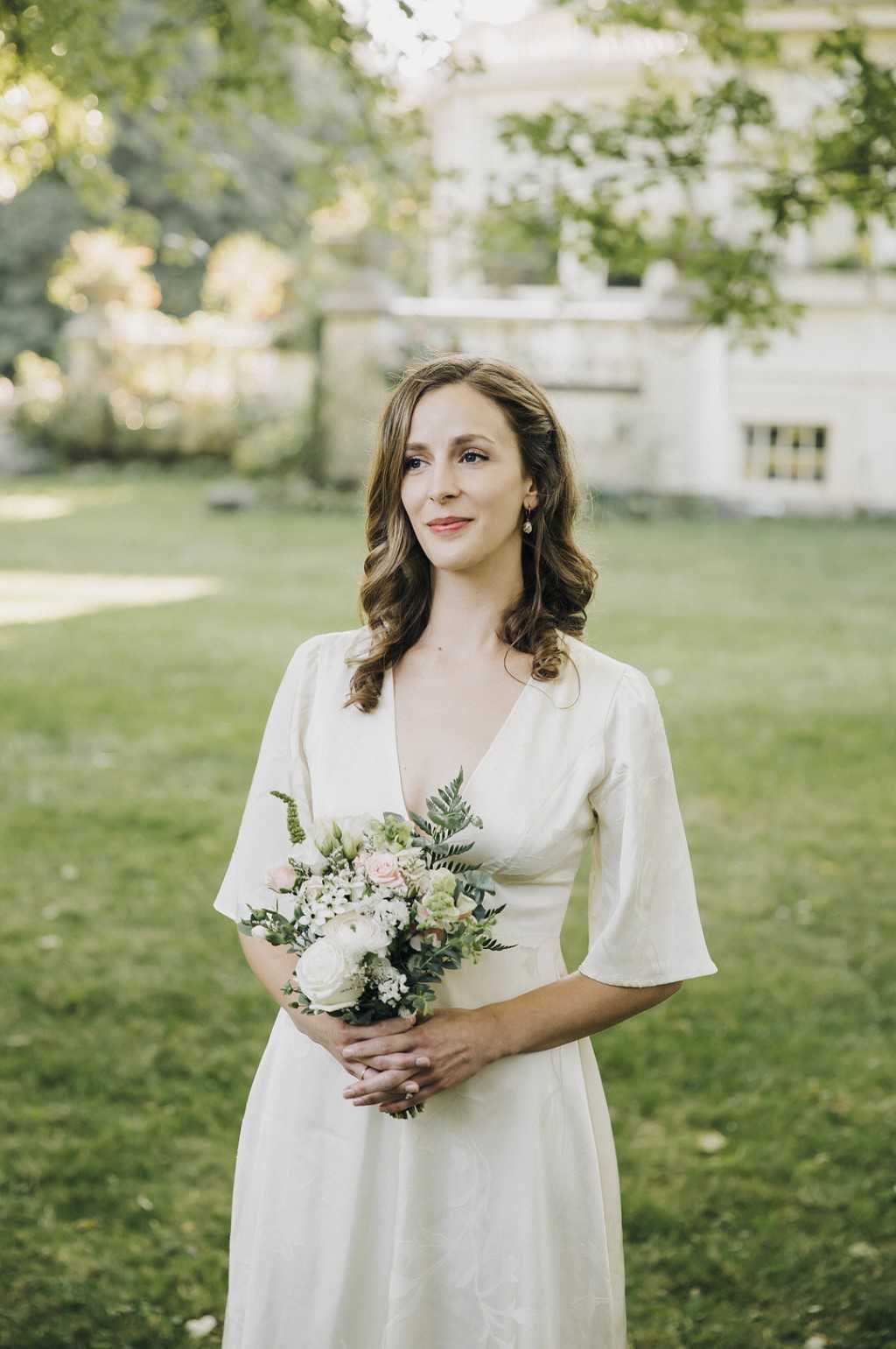 Braut Standesamt Outfit: Weißes Hochzeitskleid mit Standesamtstrauß