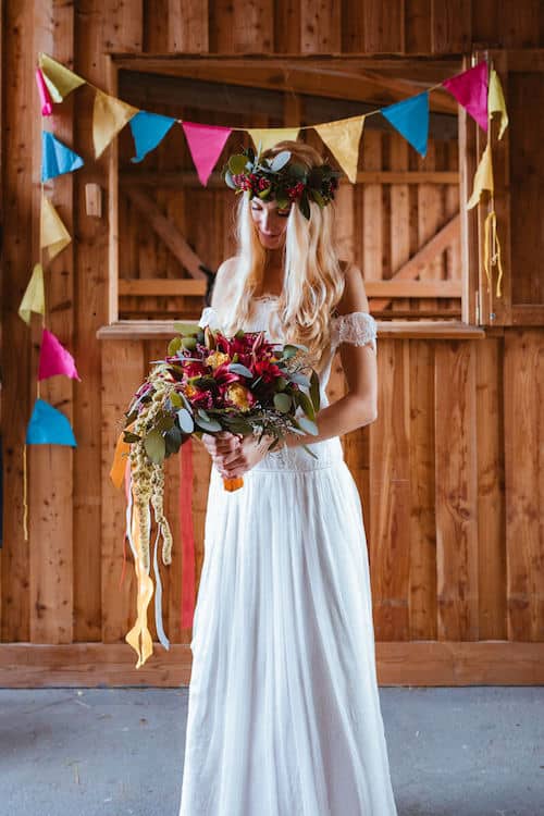 Braut blickt auf Blumenstrauß | Deinz-Fotografie by Deniz Pekdemir