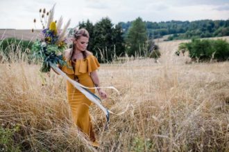 Braut in senfgelbem Kleid | Franziska Finger Hochzeitsfotografie