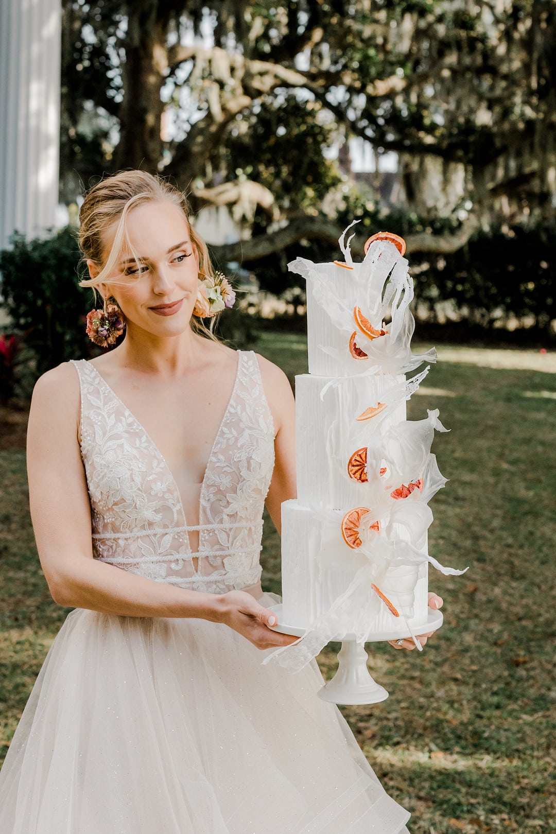 Braut mit Hochzeitstorte Braut mit Hochzeitstorte