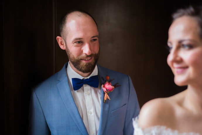 Bräutigam schaut seine Braut an | Mannikus Made – Annika Meissner