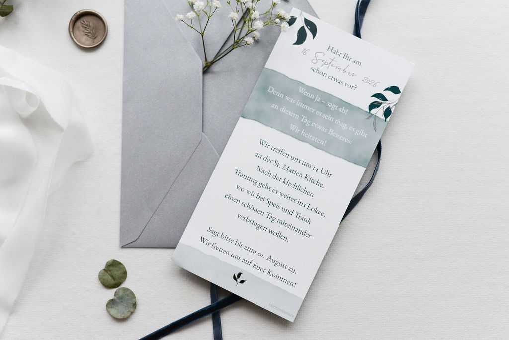 Kleine Details, wie Blätter auf der Einladungskarte zur Hochzeit runden den Hochzeitseinladungstext ab. 