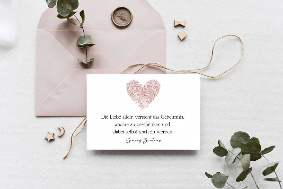 Hochzeitkarte mit Fingerabdruck Herz kombiniert mit einem Zitat macht die Einladungskarte erst perfekt