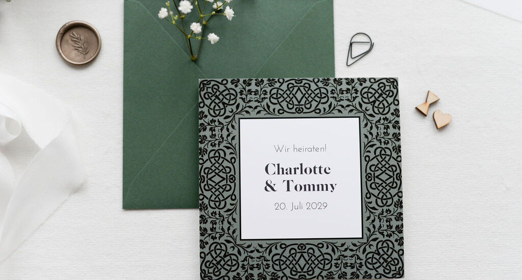 Einladungskarte zur Hochzeit in quadratischer Form mit schwarzem Muster