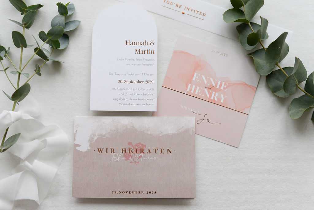 unterschiedliche Einladungskarten zur Hochzeit in zarten Tönen