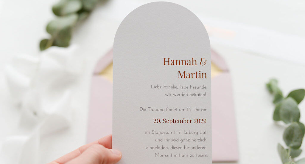 Hochzeitskarte in Bogenform mit Kupferfolie macht die Einladungskarte zu etwas ganz besonderem