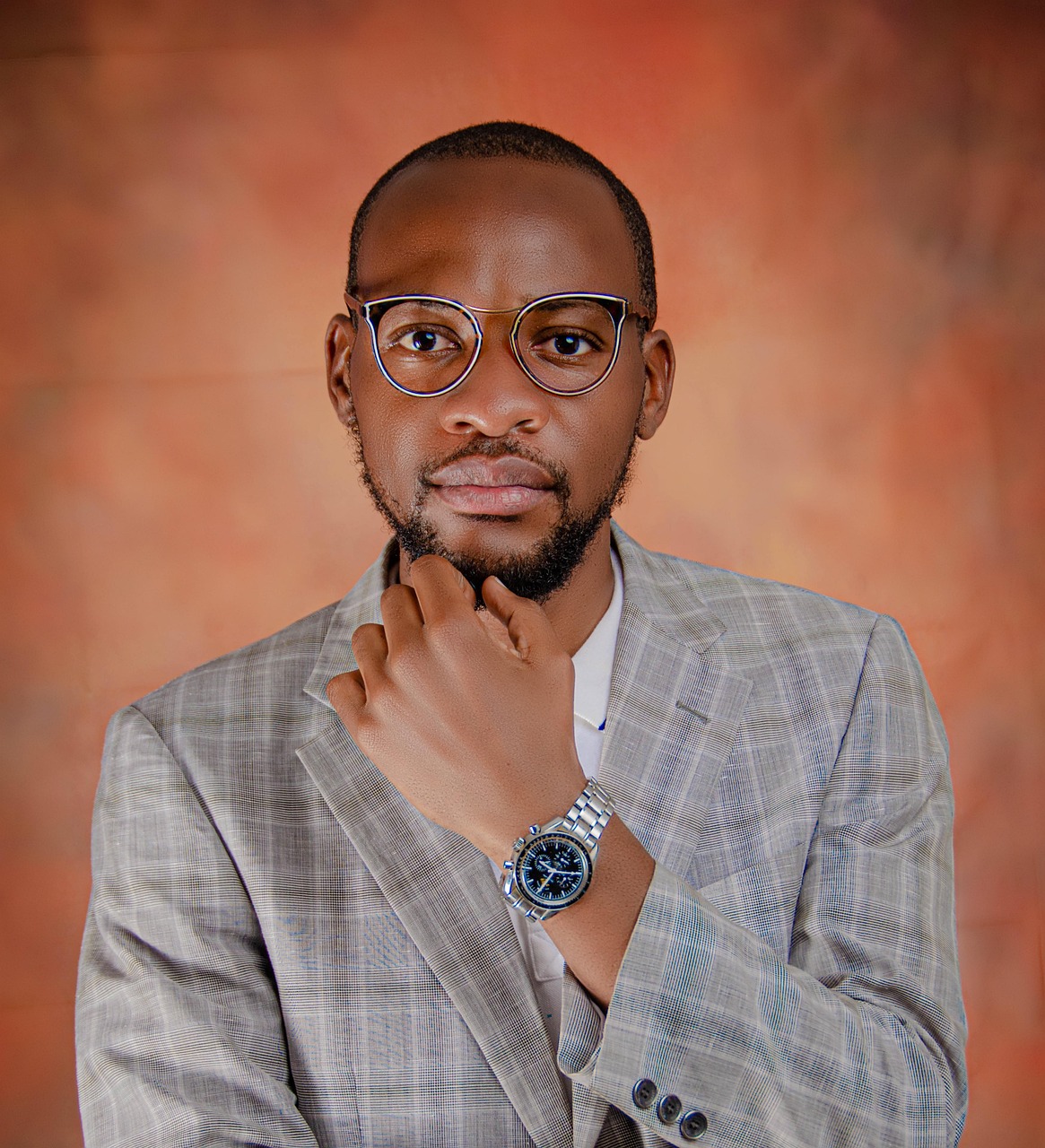 Hochzeitsgast mit Brille