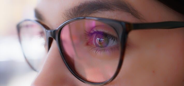 Hochzeitsgast mit Brille