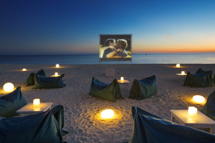 Honeymoon Malediven - Velassaru Maldives - Kino am Strand