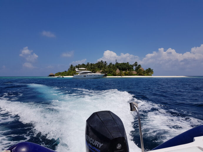 Kandolhu Maldives Resort vom Boot aus betrachtet