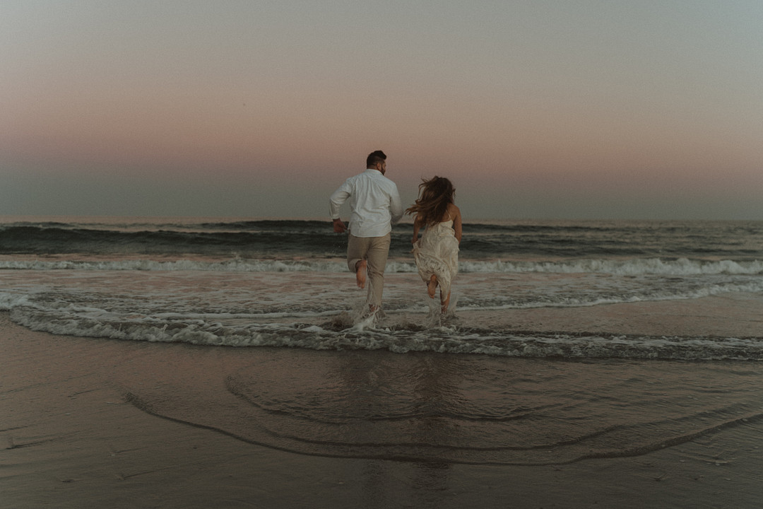 Verlobungsfotos im Meer sehen romantisch aus