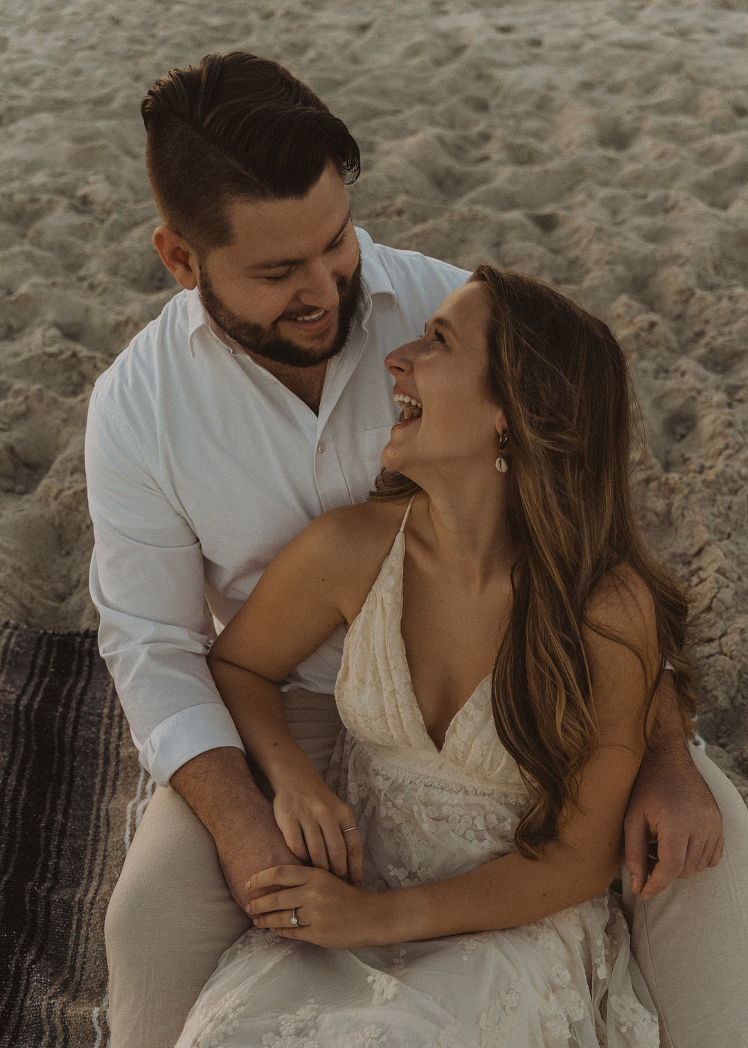 Entspannte Verlobungsfotos am Strand liegen im Trend