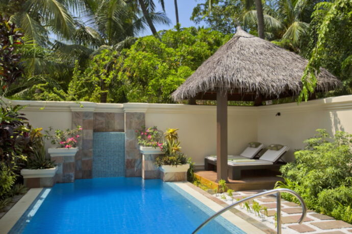 Malediven Flitterwochen - Kurumba Maldives - Deluxe Pool Villa Poolside