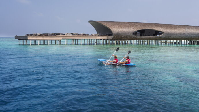 Malediven Honeymoon - St Regis Maldives Resort - Watersport Glass Kayak