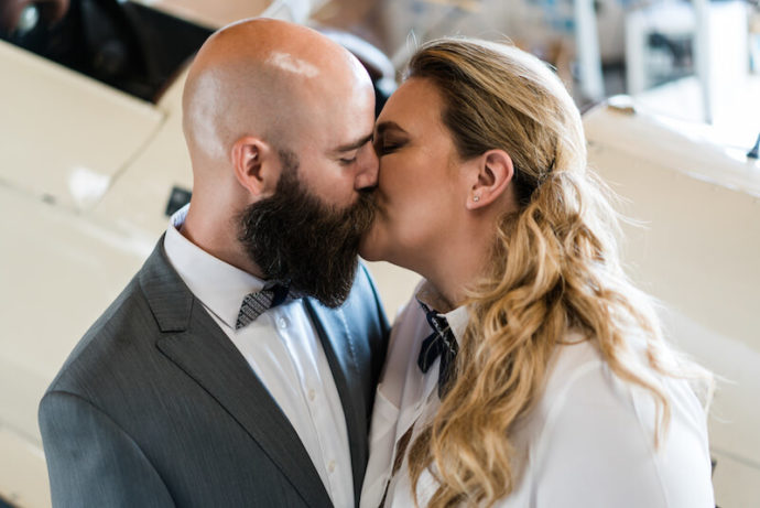Paar küsst sich | Hochzeitsfotograf Marcel Helfert