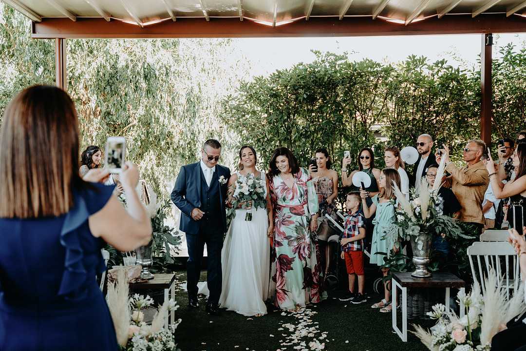Eine Boho Hochzeit im Gewächshaus bietet Kulisse für tolle Fotos