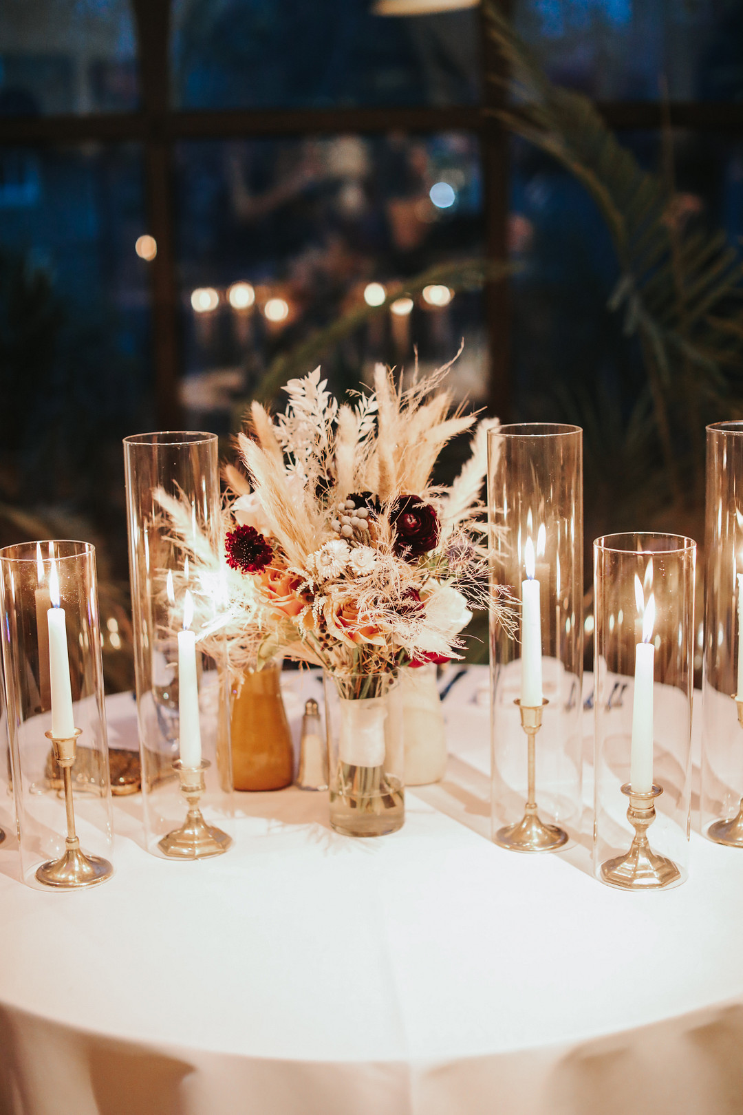 Weiße Kerzen in der Tischdeko sehen am Abend magisch aus
