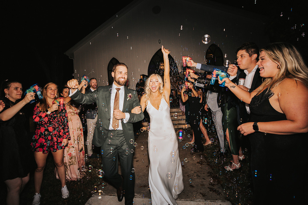 Seifenblasen zum Auszug auf der Hochzeit sorgen für tolle Fotos