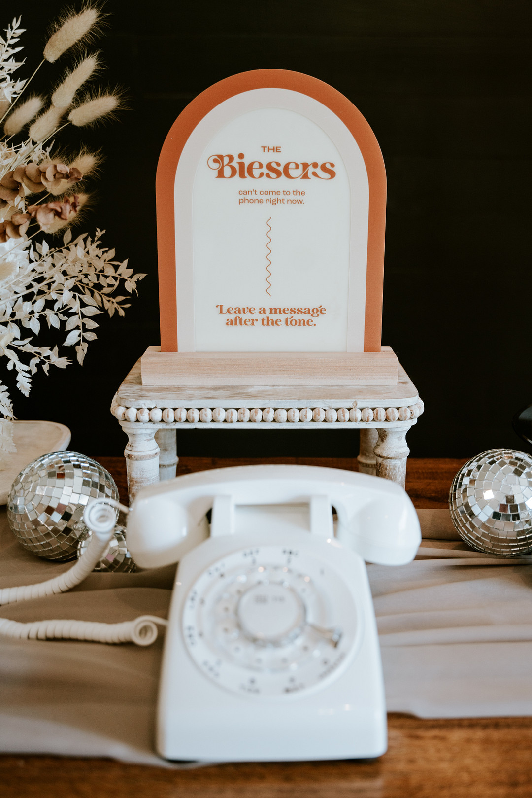 Ein Vintage-Telefon als Gästebuch auf der Retro-Hochzeit