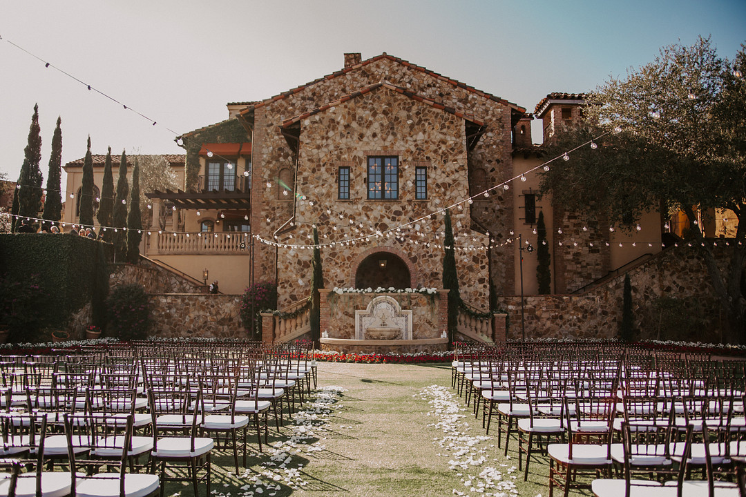 Lichterketten sind ein Must Have auf eurer Toskana-inspirierten Hochzeit