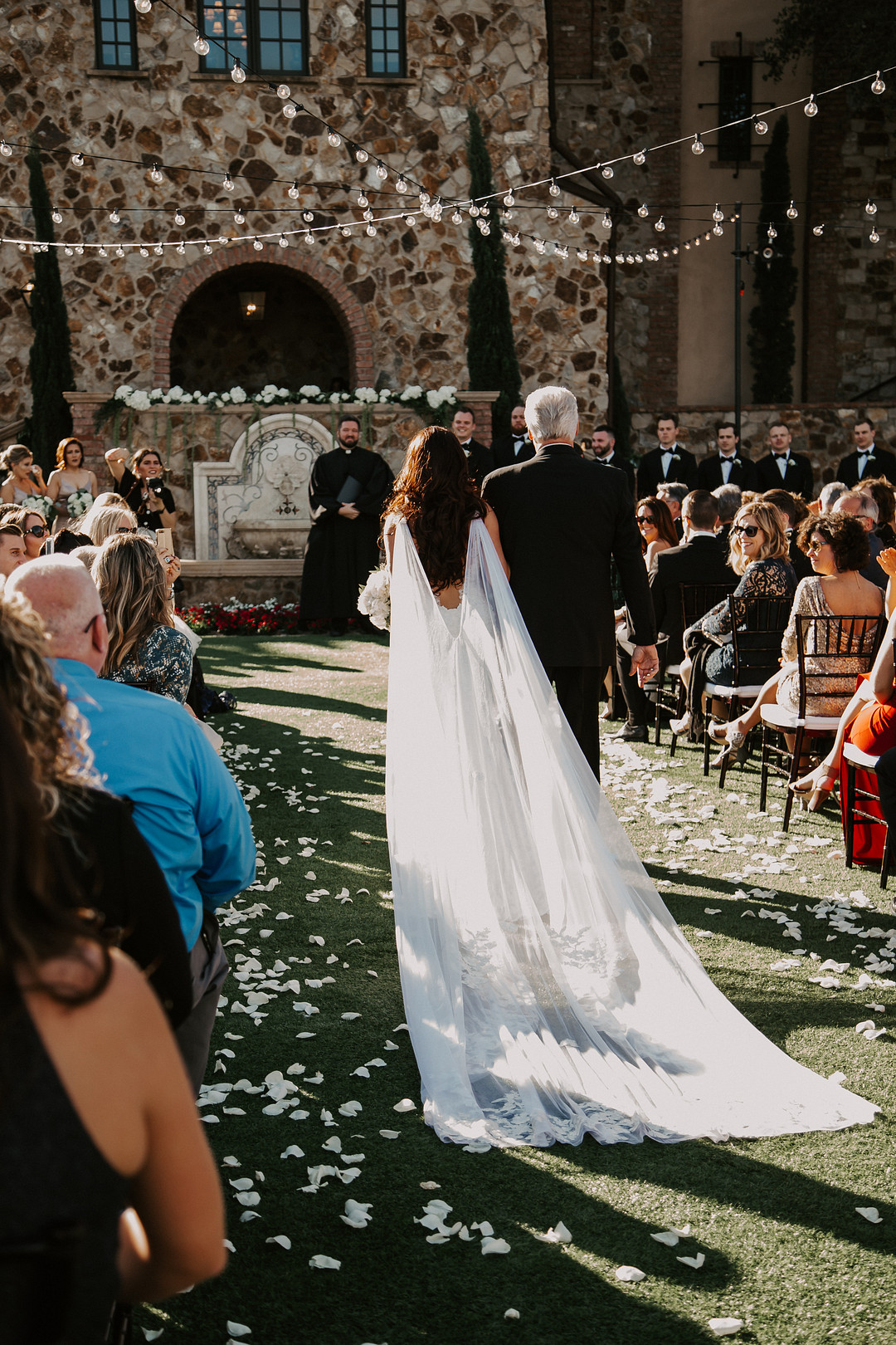 Ein Cape zum Brautkleid passt perfekt zur mediterranen Hochzeit