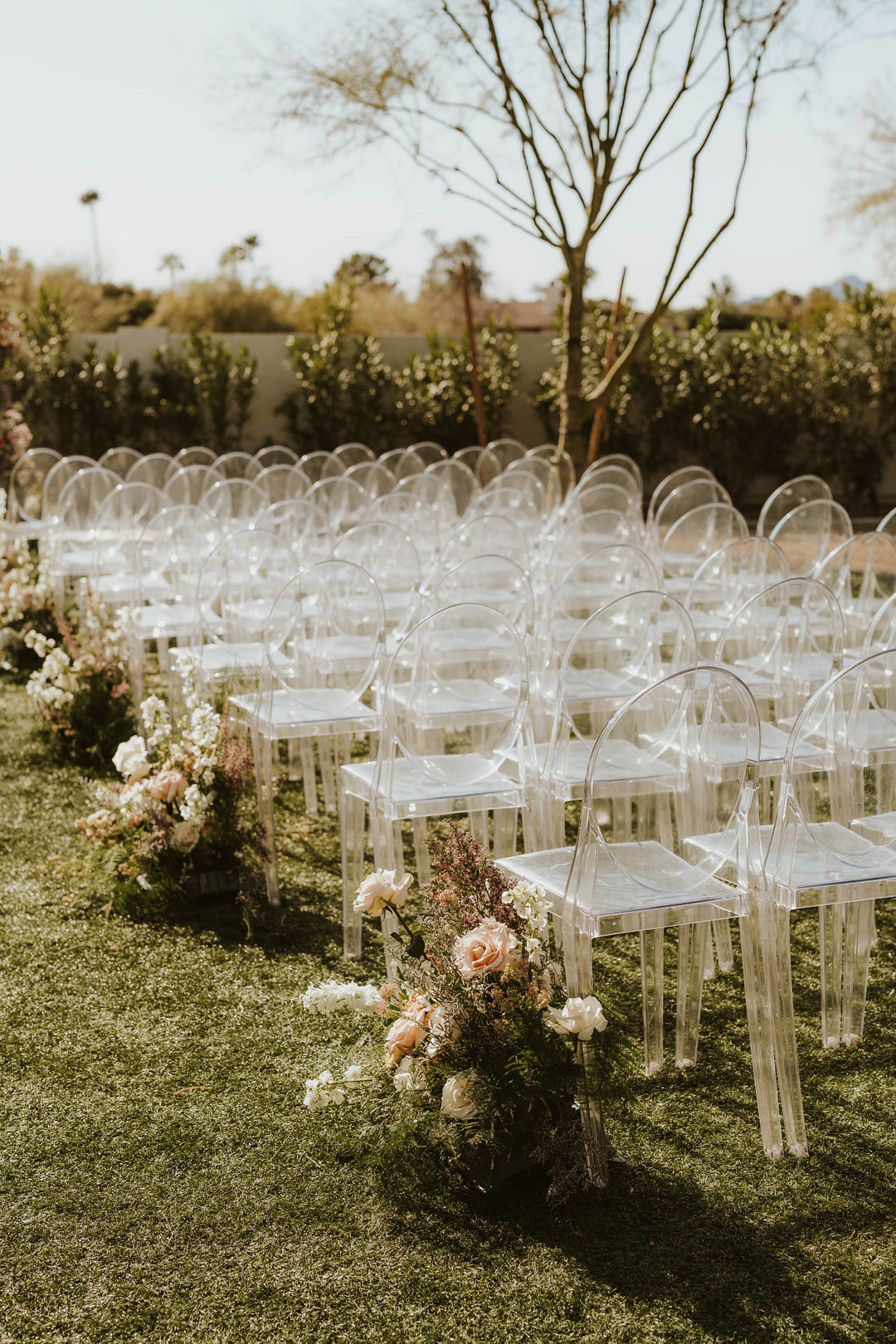 Transparente Stühle zur Trauung legen den Fokus auf die Blumen