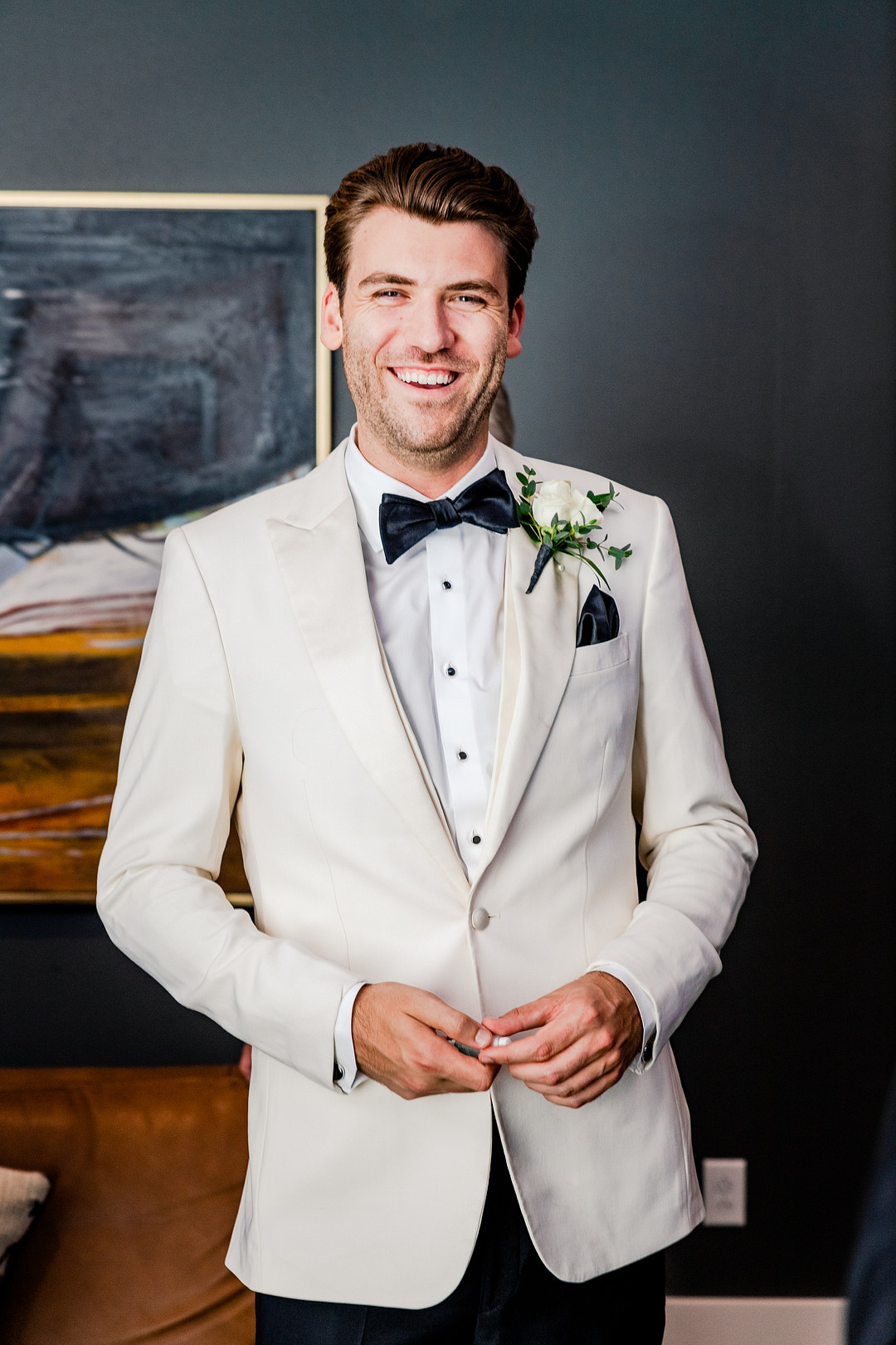 Bräutigam Jeffrey trug einen weißen Smoking zur Hochzeit