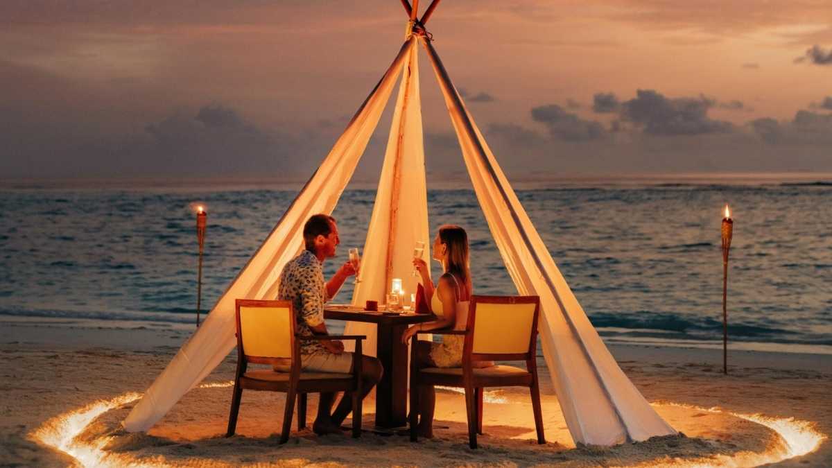 Schöne Flitterwochen: Nova Maldives Beach Candlelight Dinner