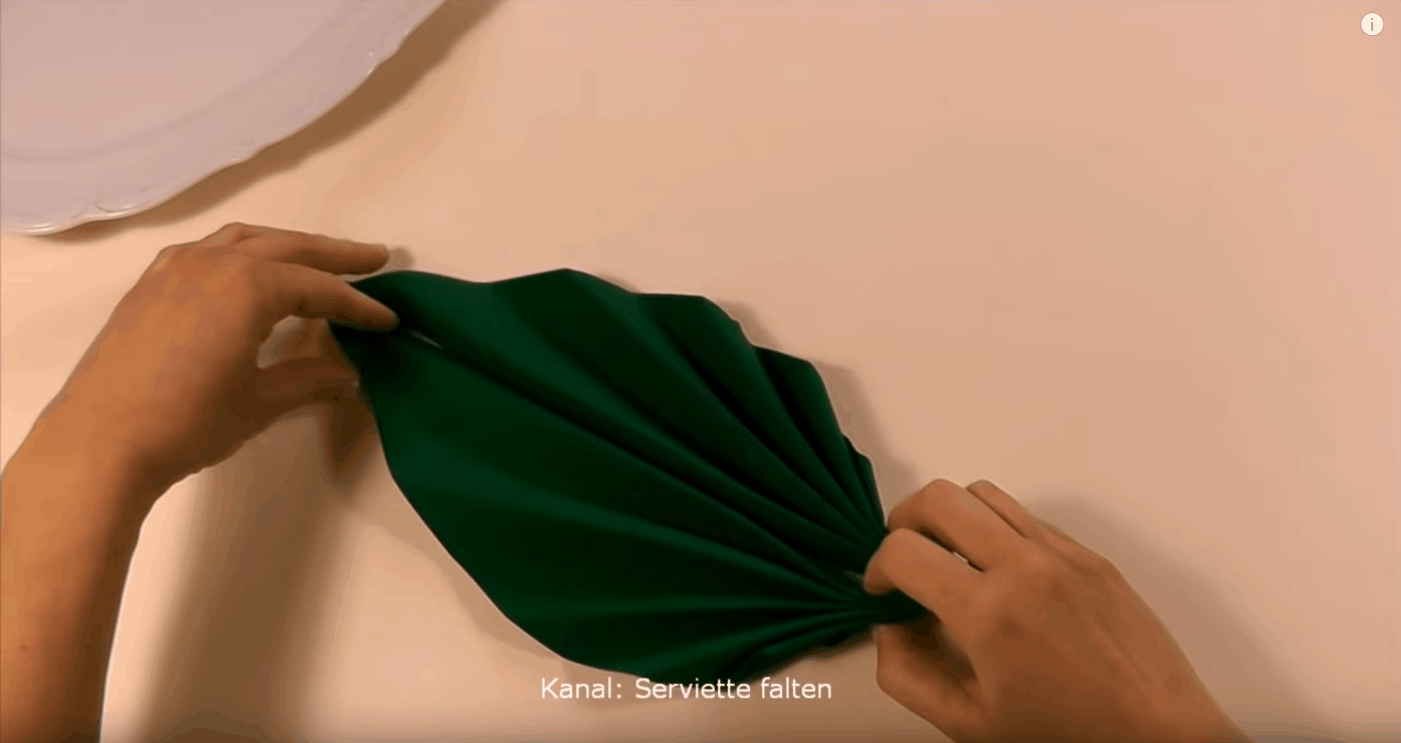 Servietten falten das Blatt | Screenshot YouTube Channel