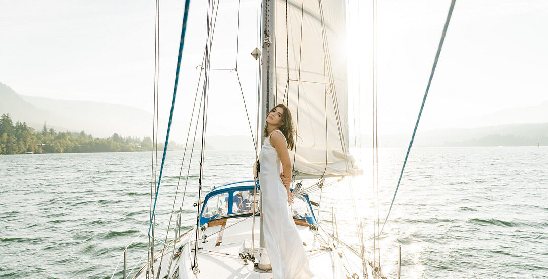 Ein Shooting für die Braut auf einem Segelboot ist ein unvergessliches Erlebnis
