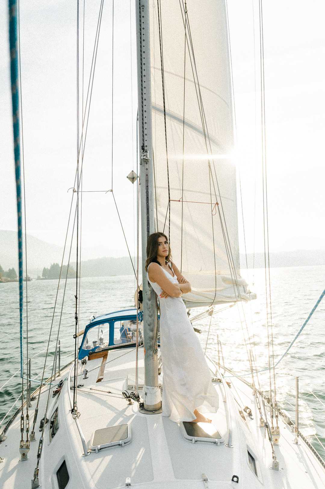 Ein Segelboot ist eine außergewöhnliche Location für Brautfotos